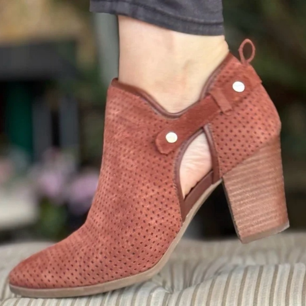 Franco Sarto Cognac Brown Dakota Perforated Heel Zip Ankle Heel Boot Bootie Sz 9